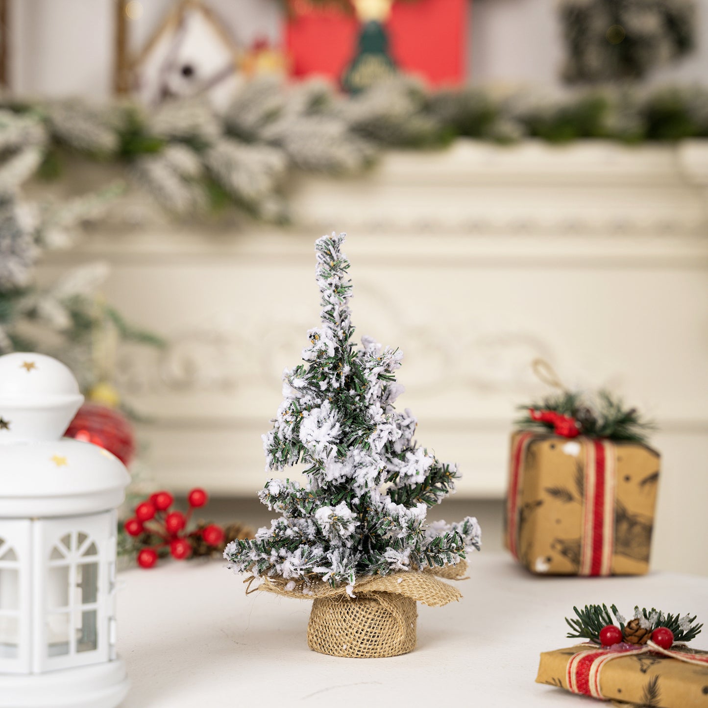 Mini árboles de Navidad con adornos de nieve